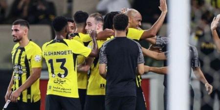 الاتحاد يقبل هدية الهلال وينتزع صدارة الدوري السعودي