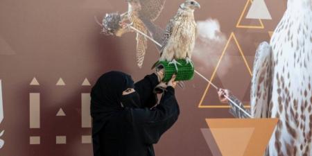 الصقارات السعوديات يكتسبن الخبرة ويتنافسن على جوائز مهرجان الملك عبدالعزيز للصقور 2024