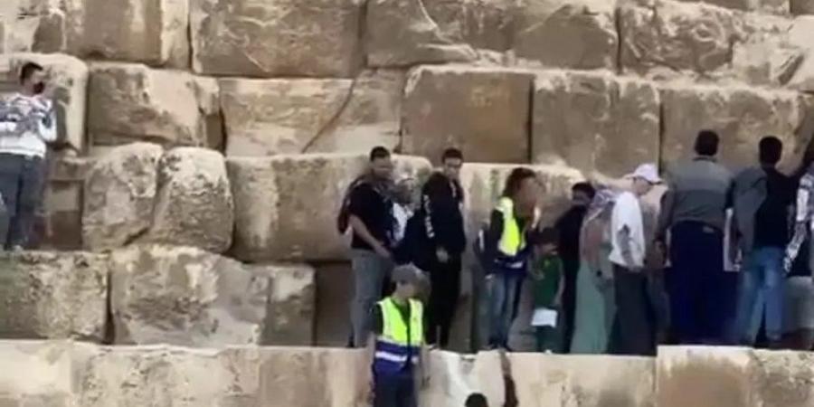 فيديو لتكسير أحجار الهرم الأكبر يقلق المصريين.. ما القصة؟