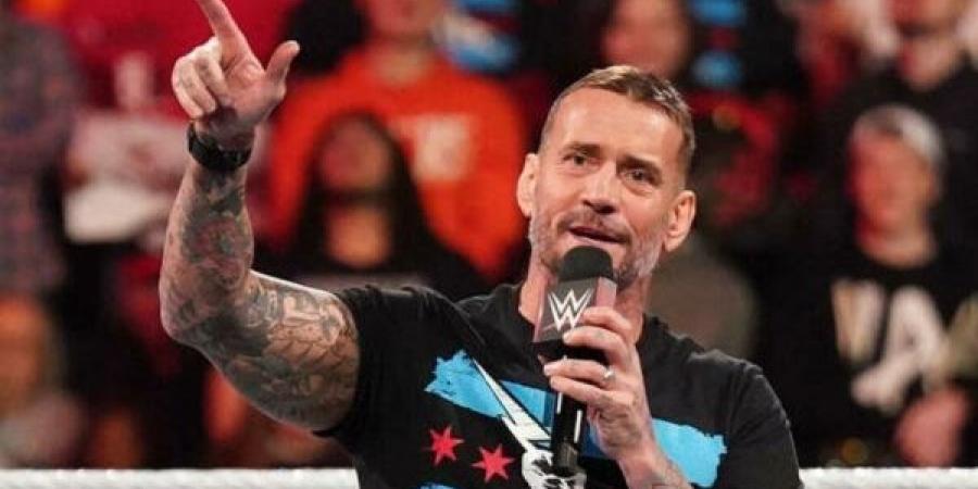 سي إم بانك يعِد مشجعي WWE بالرد على اسئلتهم حول علاقته برولينز وراينز