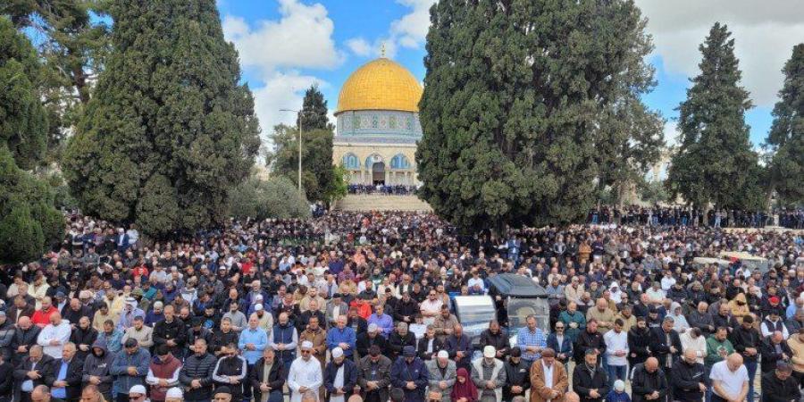 50 ألف فلسطيني يؤدون صلاة الجمعة بالمسجد الأقصى