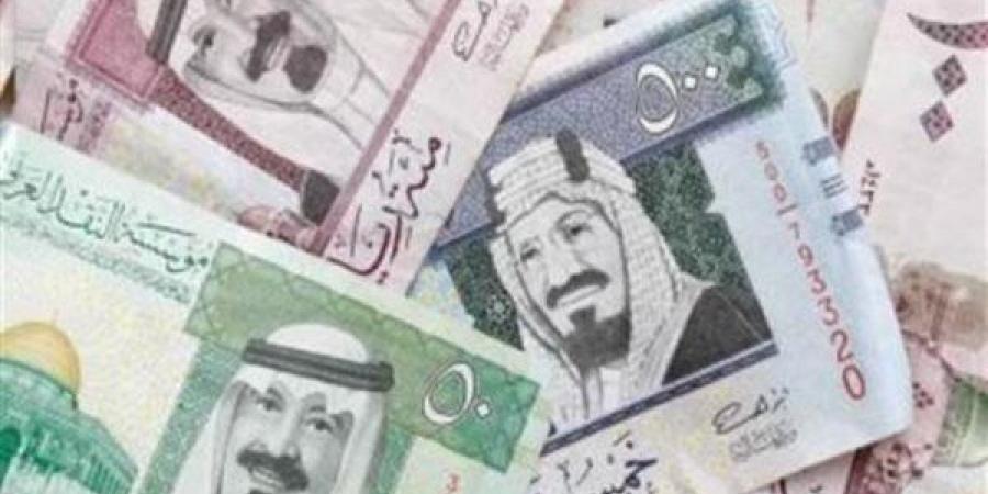 سعر الريال السعودي والدرهم الإماراتي والدينار الكويتي بالبنوك.. اليوم