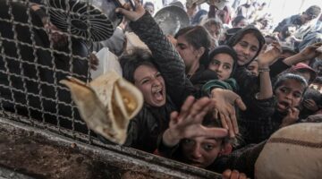 حول العالم في صورة : في غزة.. الأطفال يواجهون الجوع والعدوان الإسرائيلي في مشهد مؤلم