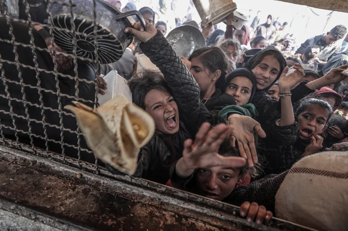 حول العالم في صورة : في غزة.. الأطفال يواجهون الجوع والعدوان الإسرائيلي في مشهد مؤلم