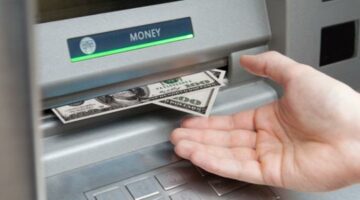 خطوات طريقة استرداد كارت الفيزا بعد سحبه داخل ماكينة الـ ATM